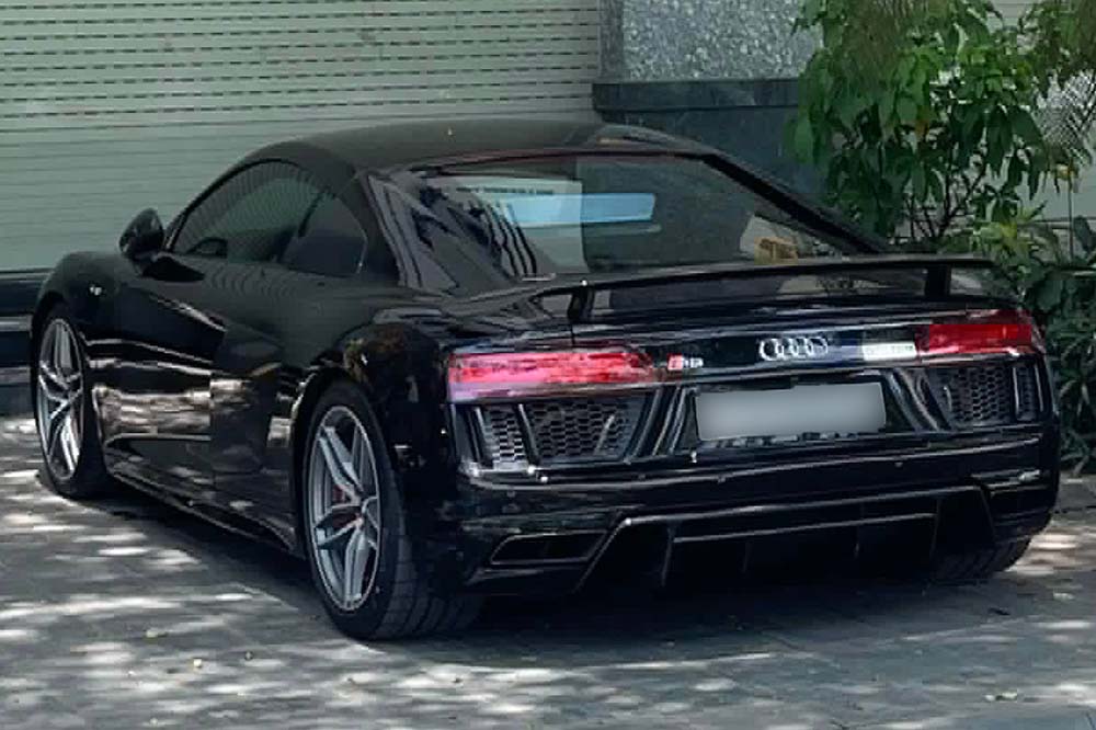 The black Audi R8 V10 Plus appeared on the streets of Hanoi with new silver-painted rims. Photo: Check In Supercars