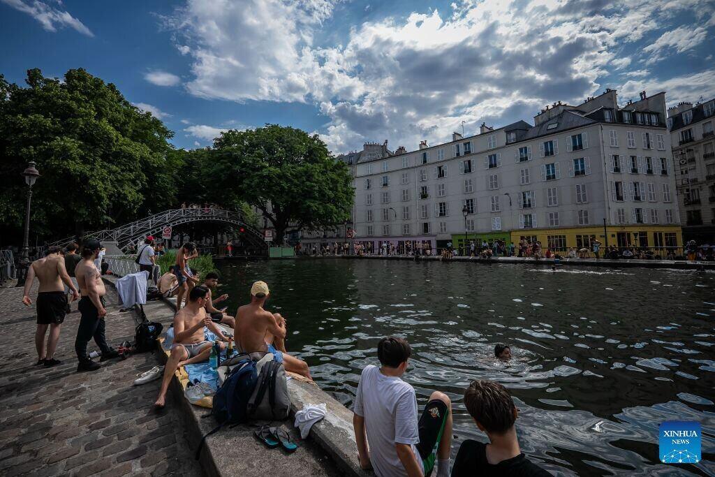 People go swimming in hot weather in Paris, France. Photo: Xinhua