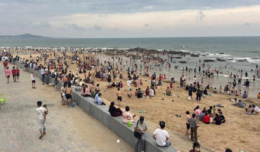 Bãi biển đông kín du khách vào chiều cuối tuần. Ảnh: Duy Tuấn 