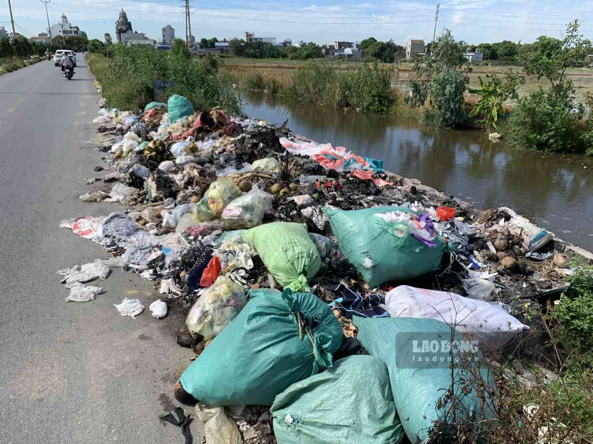 Nhiều bãi rác tự phát ở làng nghề may mặc ở phường Đông A, tỉnh Ninh Bình. Ảnh: Hà Vi