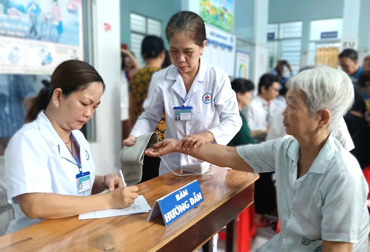 Khám bệnh cho người có BHYT tại phường Bạc Liêu, tỉnh Cà Mâu. Ảnh: Nhật Hồ.