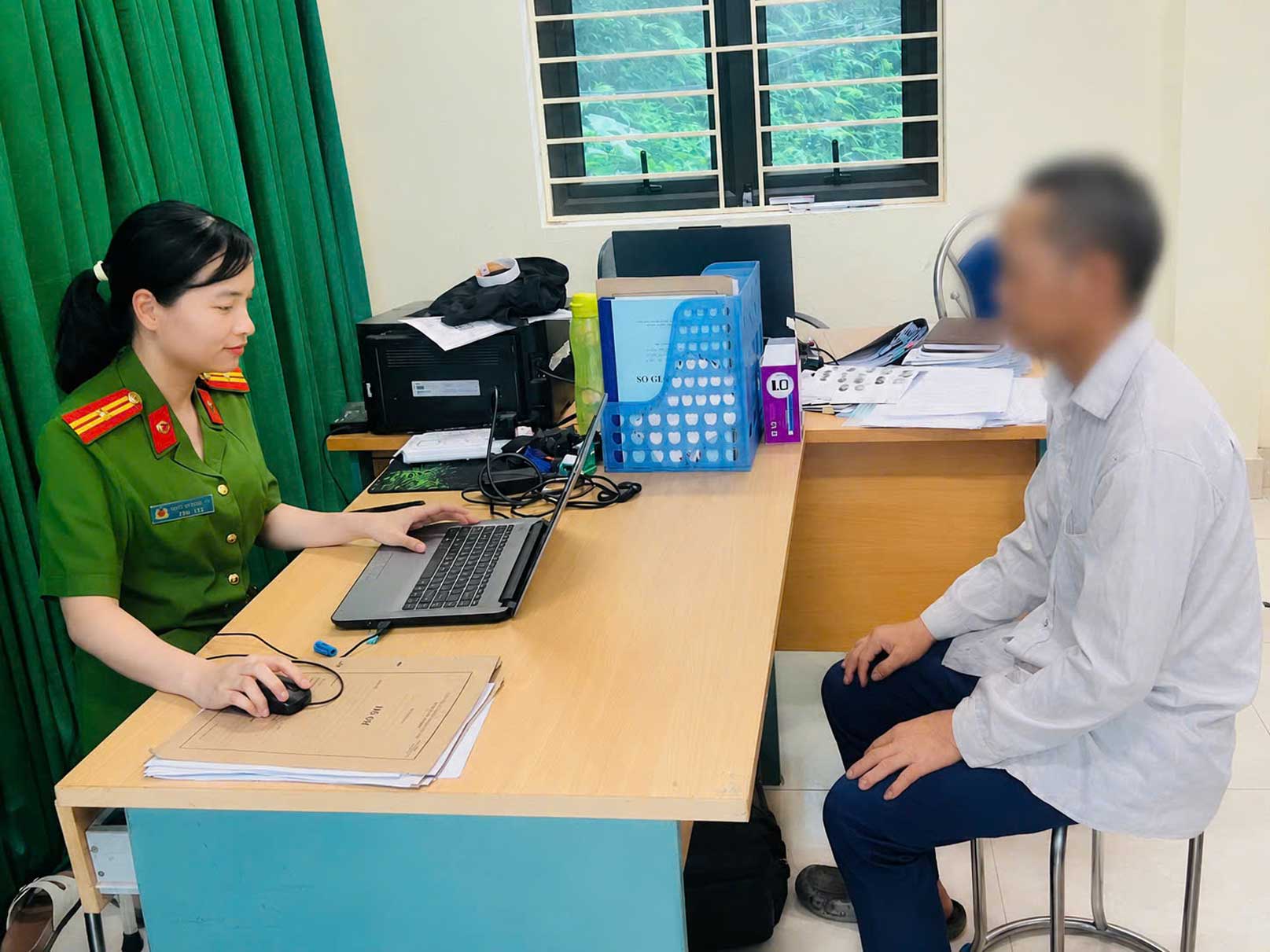 Trinh Tuong Commune Police complete dossiers for one of the 3 drug addicts in the area. Photo: Lao Cai Police