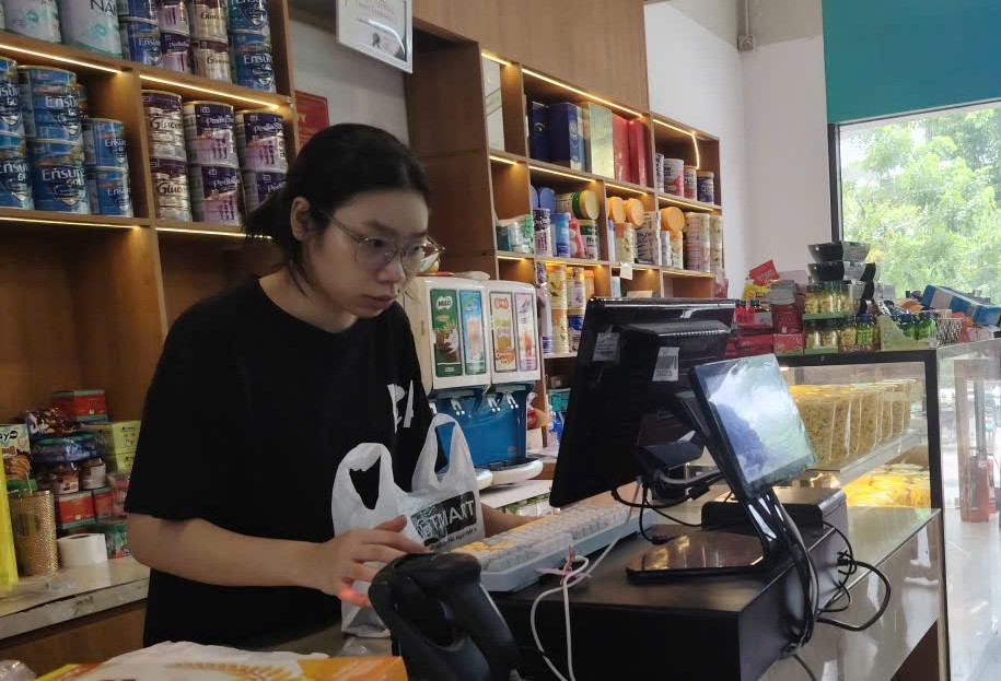Tax authorities answer business households' questions about tax payment. Photo: Xuyen Dong