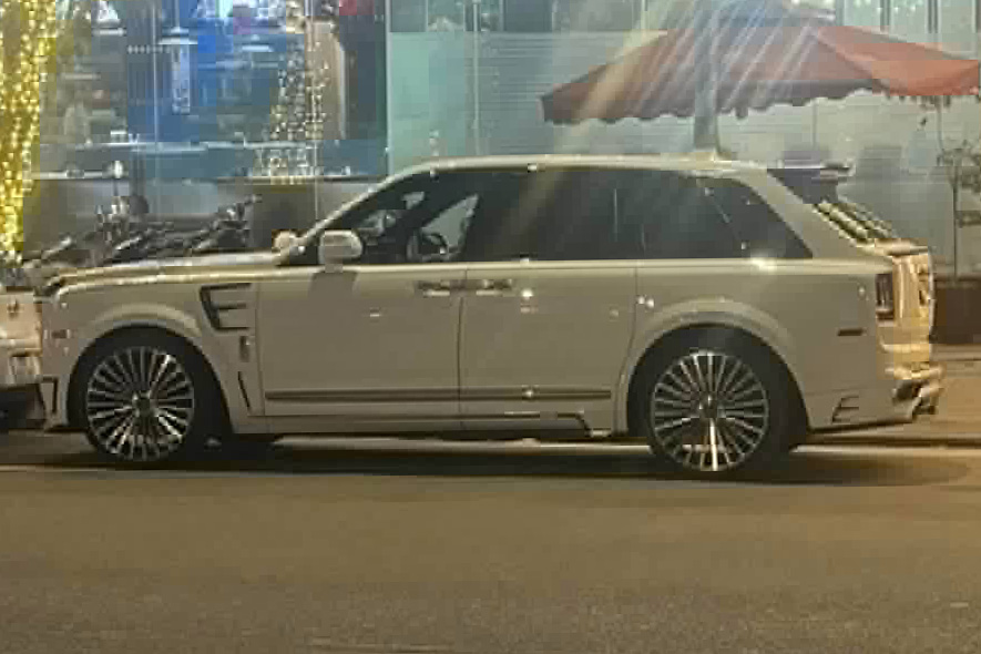 The Rolls-Royce Cullinan upgraded by tuning company Mansory appeared on the streets of Hanoi. Photo: Check In Supercars