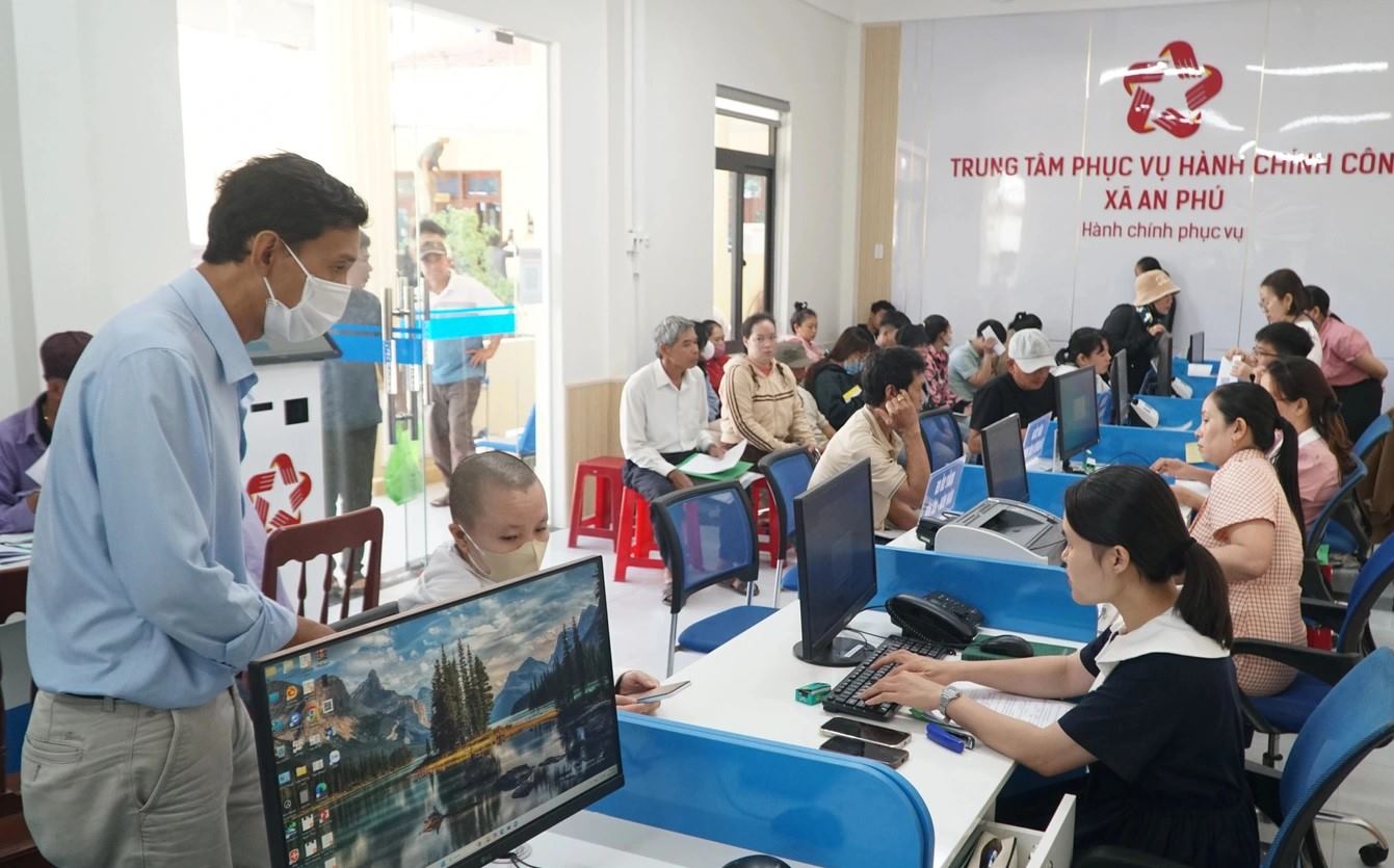 Quang Ngai temporarily suspends the appointment and supplementation of Party committees directly under the Provincial Party Committee and transfers cadres, civil servants, and public employees. Photo: Dong Giang