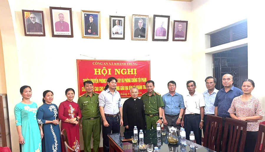 Khanh Trung Commune Police (Ninh Binh) guide parishioners on skills to recognize and prevent high-tech crimes in cyberspace. Photo: Ninh Binh Provincial Police