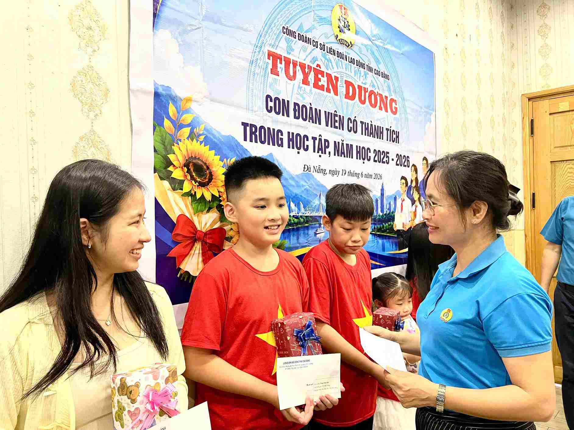 Lãnh đạo LĐLĐ tỉnh Cao Bằng tặng quà con em đoàn viên. Ảnh: Đàm Tự