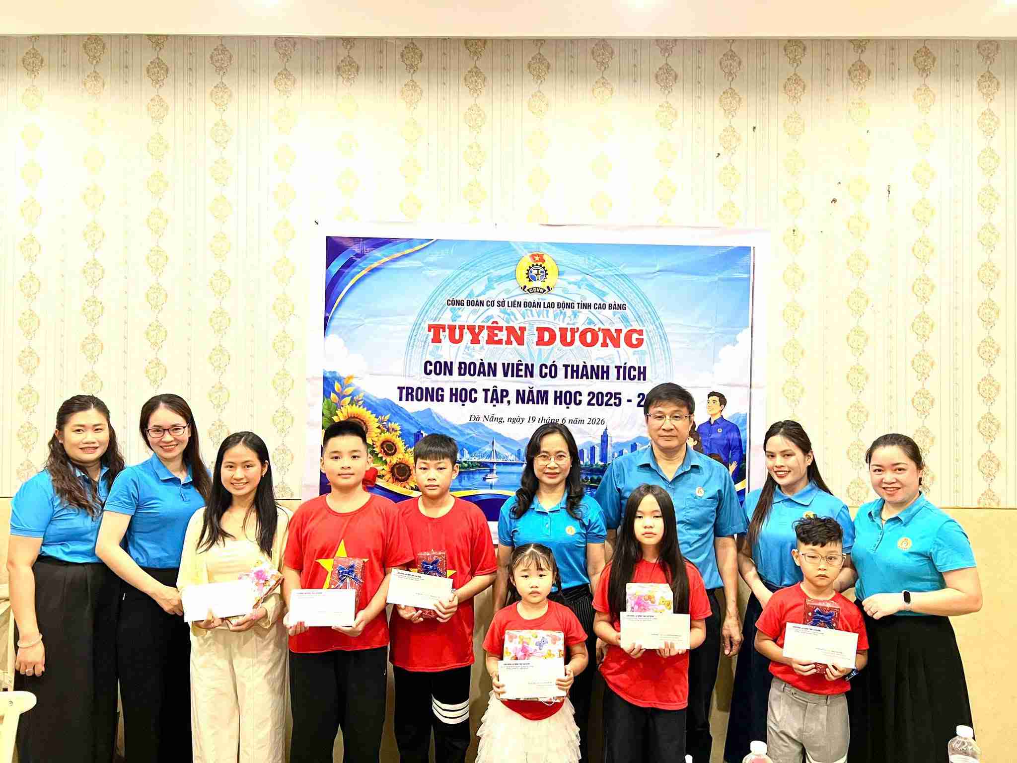 The grassroots trade union of Cao Bang Provincial Labor Federation has just organized a meeting to commend children of union members who study well. Photo: Dam Tu