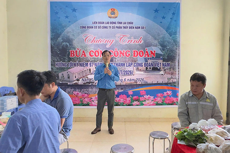 Mr. Pham Ngoc Dang - Vice Chairman of Lai Chau Provincial Labor Federation speaking at the program. Photo: Thu Hang