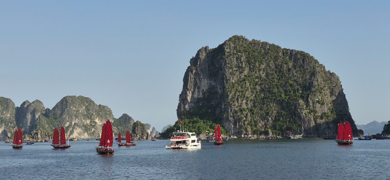 6 three-walled sailboats appear together for the first time in Ha Long Bay on the afternoon of June 24. Photo: Nguyen Hung