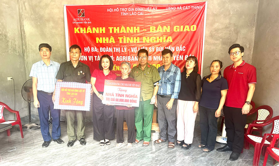 Leaders of the Lao Cai Provincial Martyrs' Families Support Association and Agribank Yen Bai branch present funds to Ms. Doan Thi Ly. Photo: Bao Nguyen