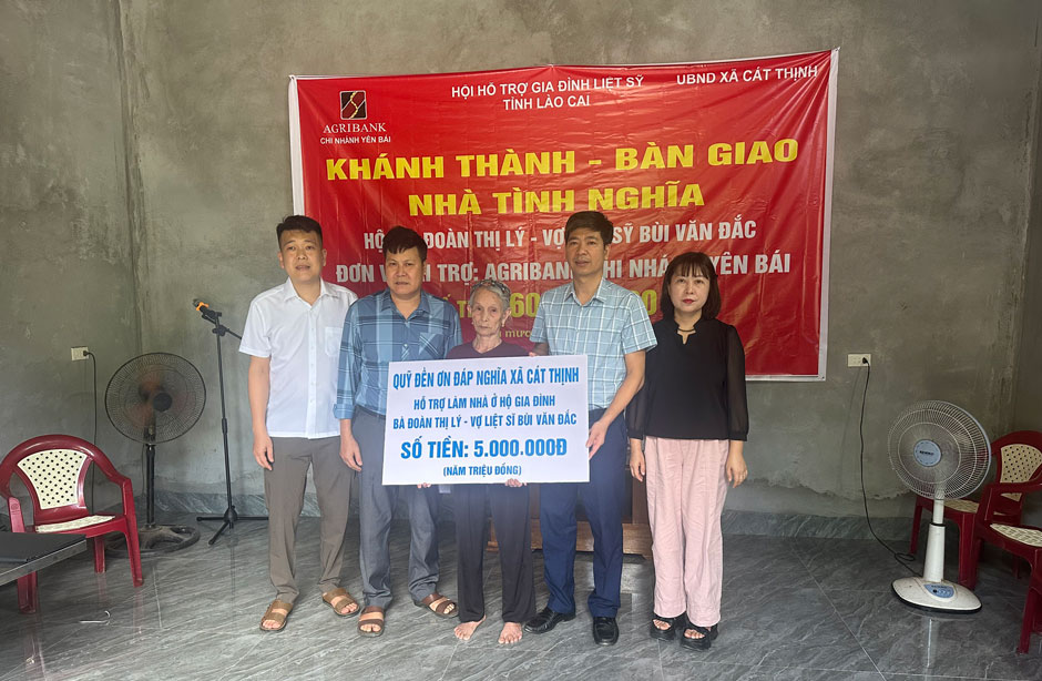 Chính quyền địa phương  tặng quà nhân ngày khánh thành nhà tình nghĩa cho bà Đoàn Thị Lý 