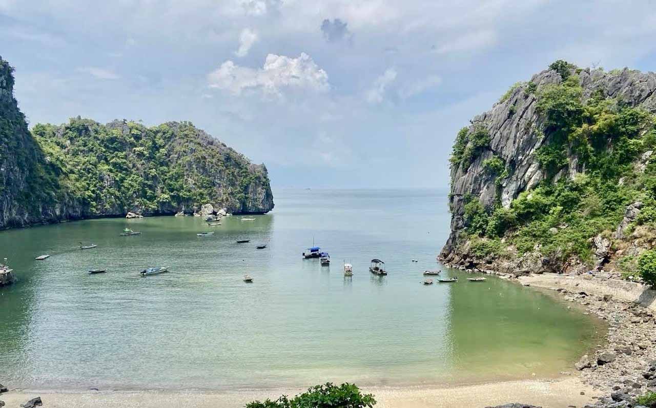 Vẻ đẹp hoang sơ ở bãi Chút Chít Cát Bà. Ảnh: Linh Boo