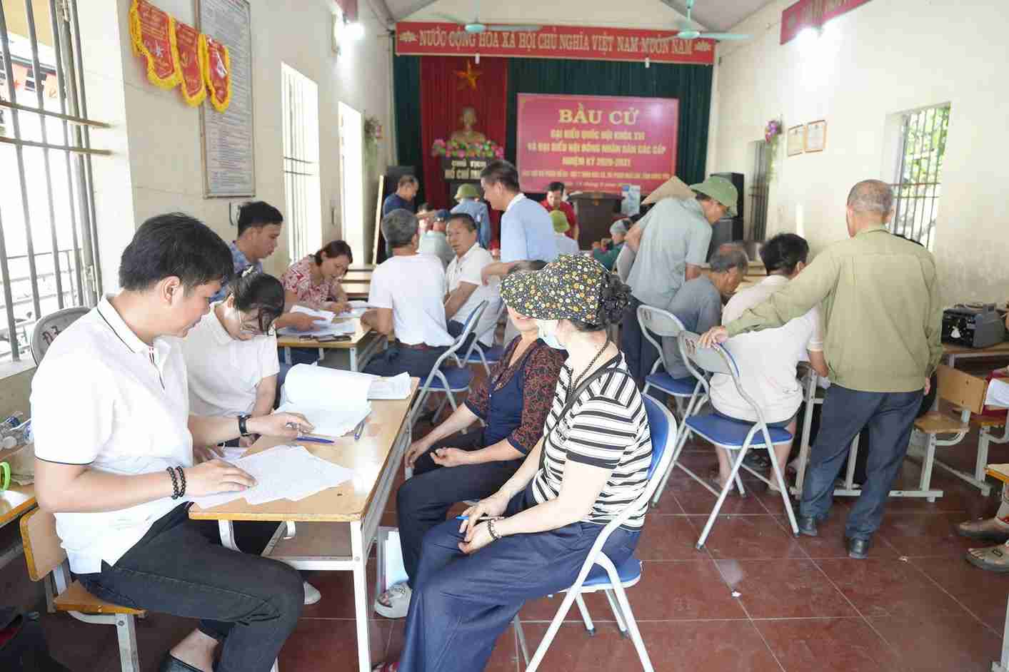 Xã Phạm Ngũ Lão tổ chức chi trả tiền bồi thường, hỗ trợ giải phóng mặt bằng Dự án ĐT.382B cho các hộ dân thôn Đào Xá. Ảnh: Xã Phạm Ngũ Lão