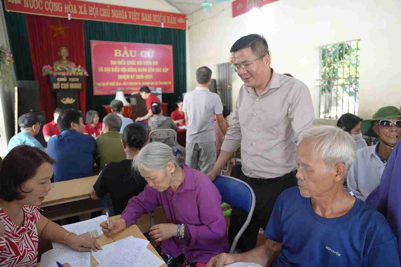 The payment of compensation and support money is carried out publicly and transparently according to the approved plan. Photo: Pham Ngu Lao Commune