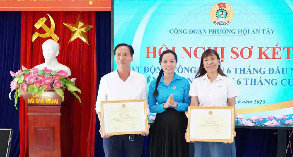 Da Nang City Labor Federation commended collectives and individuals of Hoi An Tay Ward Trade Union for excellently completing tasks in the first 6 months of the year. Photo: Da Nang Trade Union