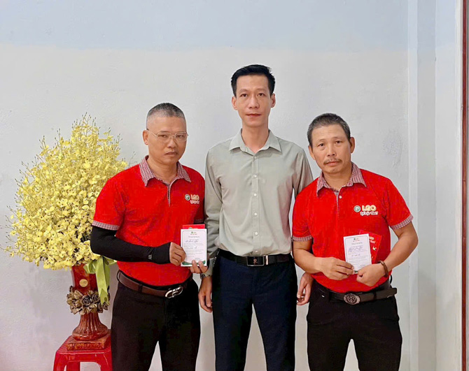 Company leaders award prizes to drivers with achievements. Photo: Thanh Tuan