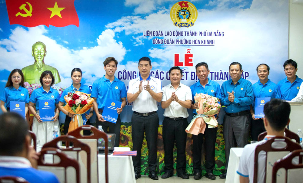 Hoa Khanh Ward Trade Union established the Trade Union of SHB Da Nang Sports Joint Stock Company with 71 union members. Photo: Da Nang Trade Union