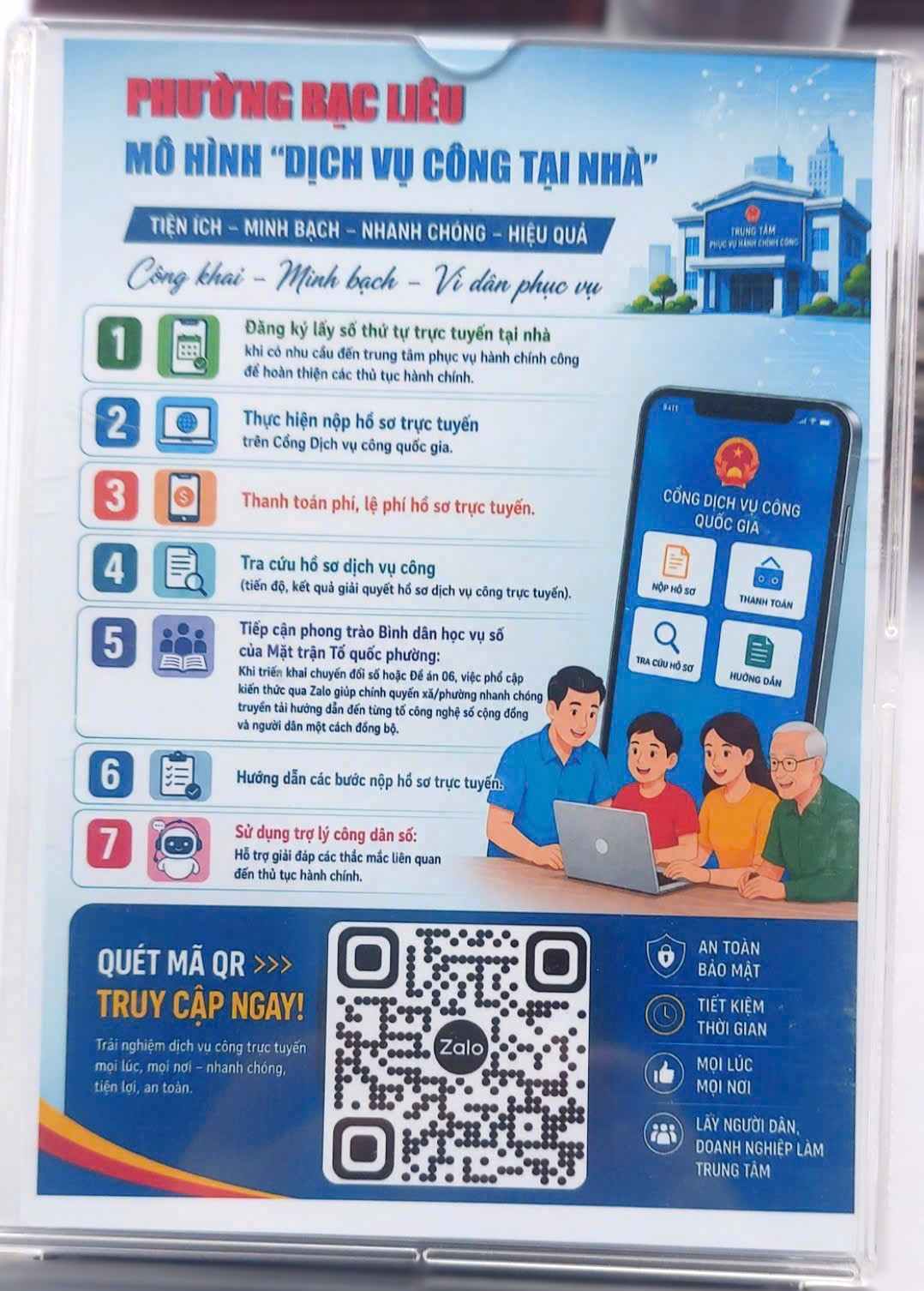 Tuyến đường công dân số tại Bạc Liêu, Cà Mau người dân được hướng dẫn sử dụng công nghệ chuyển đổi số. Ảnh: Nhật Hồ.