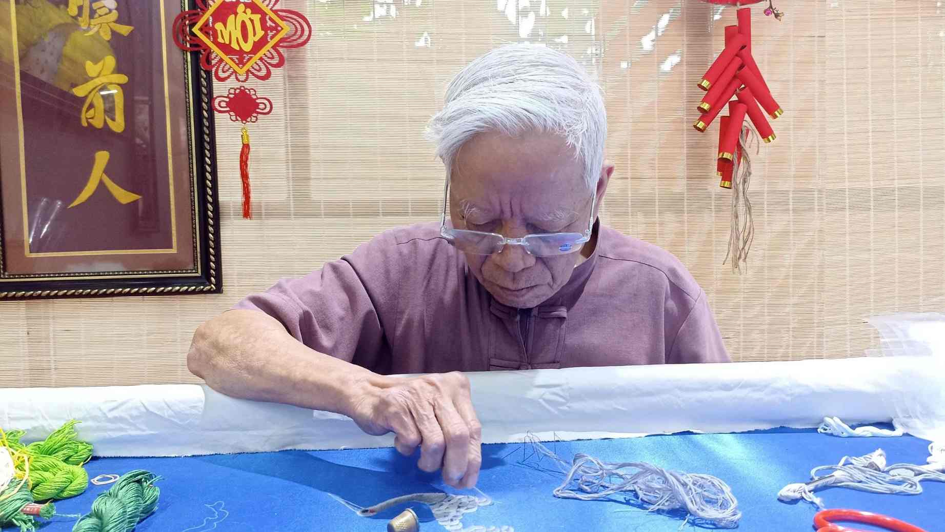 Ở tuổi 80, nghệ nhân Chu Quốc Động vẫn miệt mài với nghề thêu ren. Ảnh: Nguyễn Trường