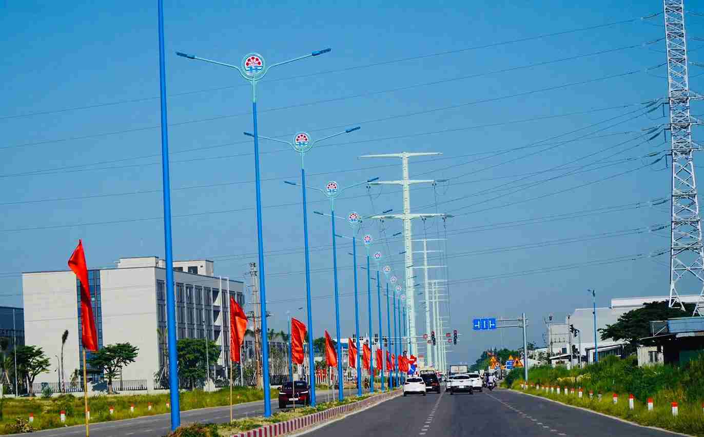 Cờ, phướn được lắp đặt tại các tuyến đường dẫn vào khu vực xây dựng nhà lưu trú công nhân.