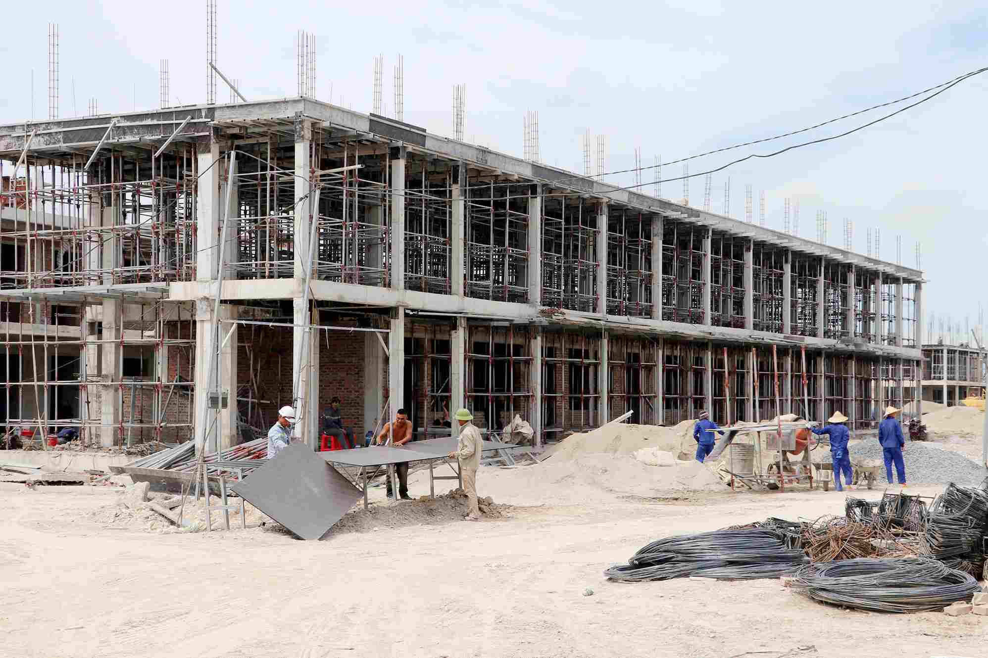 Dự án xây dựng trường phổ thông nội trú liên cấp tiểu học và THCS ở xã Hạnh Lâm đang trong giai đoạn thi công. Ảnh: Phan Quỳnh