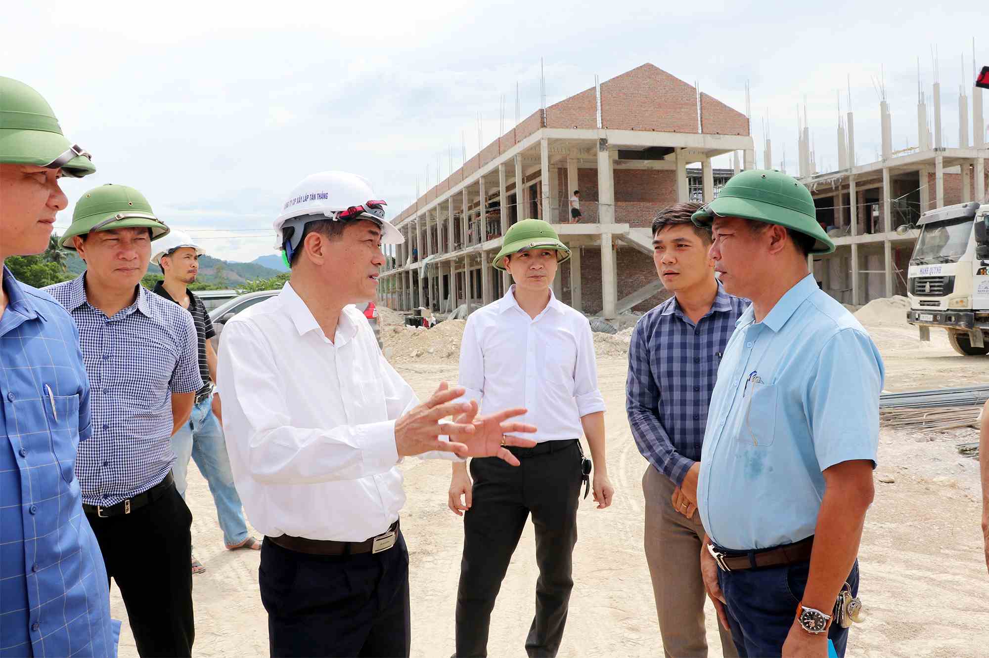 ゲアン省人民委員会のタイ・ヴァン・タイン副委員長は、建設ユニットに対し、山岳地帯の複合寄宿学校プロジェクトの進捗を加速するよう指示しました。写真:ファン・クイン