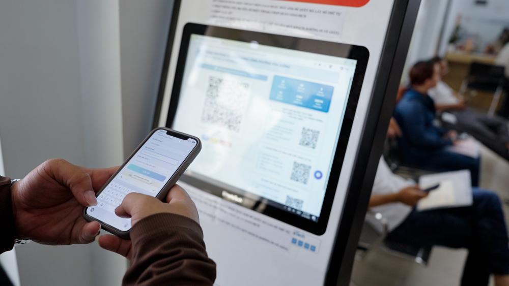 People in Hoa Cuong ward, Da Nang city reduce travel thanks to the digital government system. Photo: Thanh Huyen