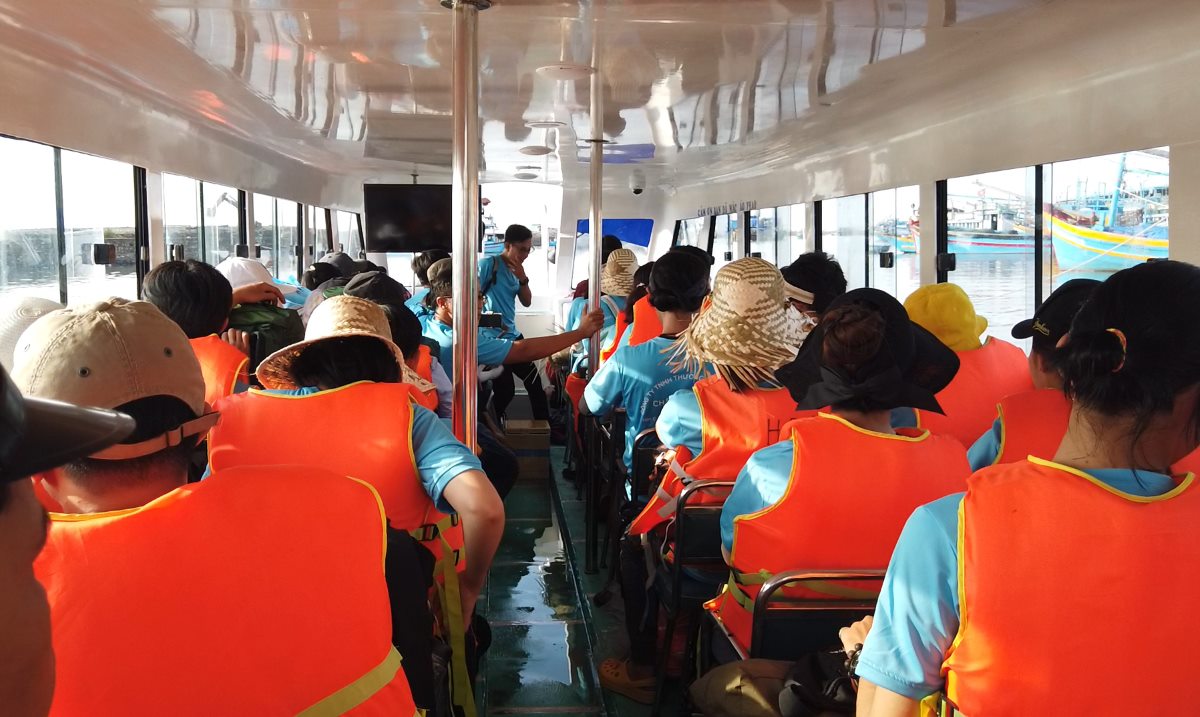 3. Chỉ mất khoảng 30 - 40 phút đi tàu từ xã Phước Thể hoặc Liên Hương, du khách đã đặt chân lên đảo nhỏ xinh đẹp Hòn Cau.