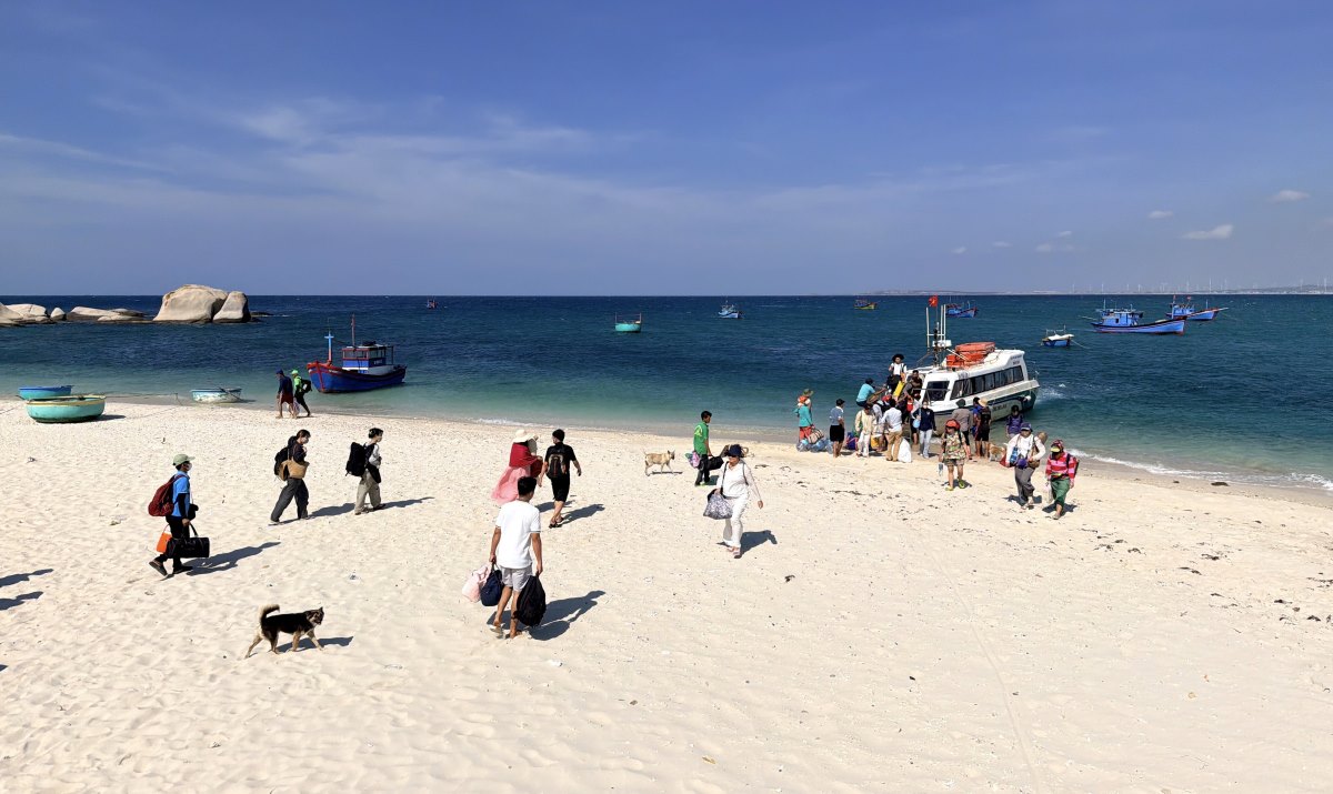 4. Mùa khô, đặc biệt từ tháng 4 đến tháng 8 hằng năm, được xem là thời điểm đẹp nhất để khám phá Hòn Cau. 