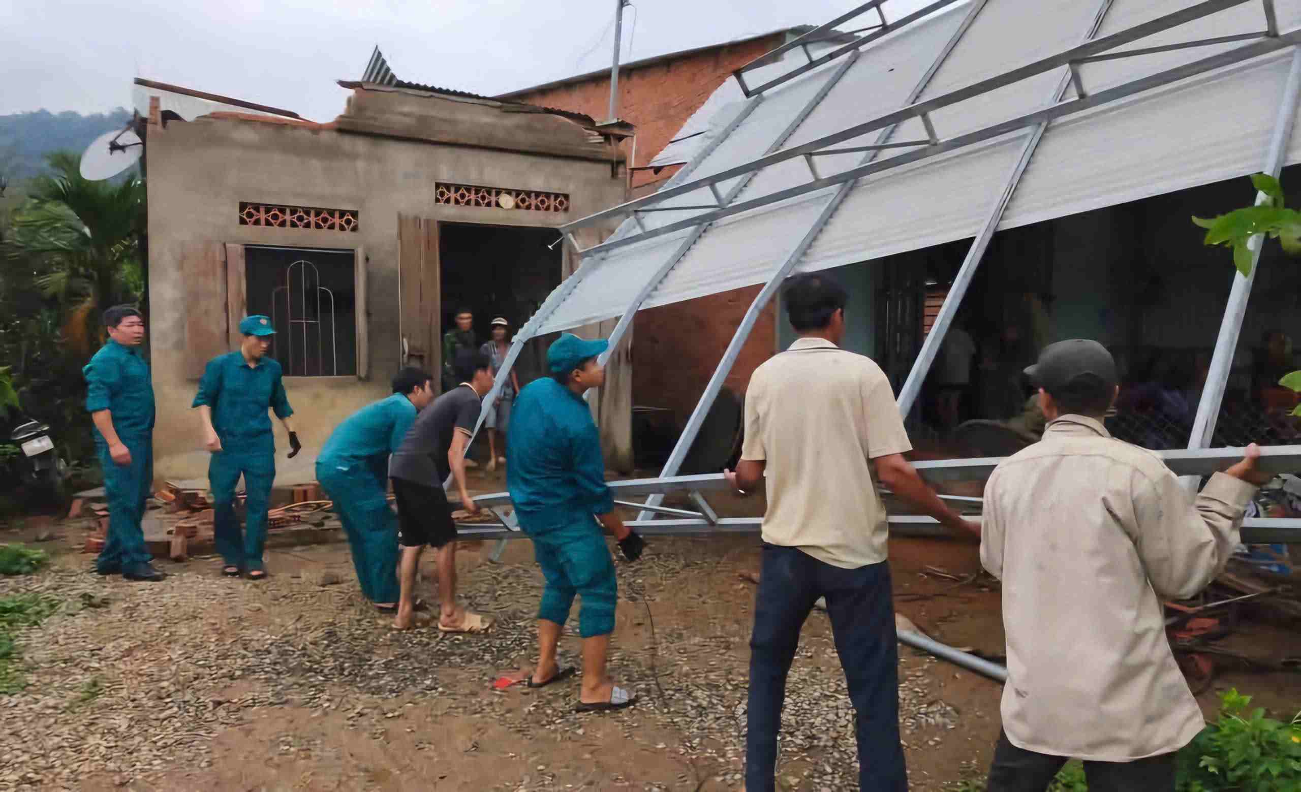 Xã Đạ Tẻh 2 huy động các lực lượng tập trung hỗ trợ người dân khắc phục hậu quả lốc xoáy. Ảnh: Phúc Khánh