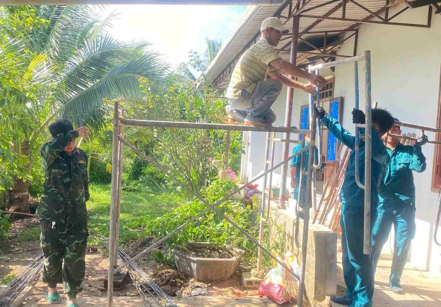 Chính quyền các địa phương tập trung hỗ trợ người dân khắc phục hậu quả do mưa lớn, lốc xoáy gây ra. Ảnh: Phúc Khánh