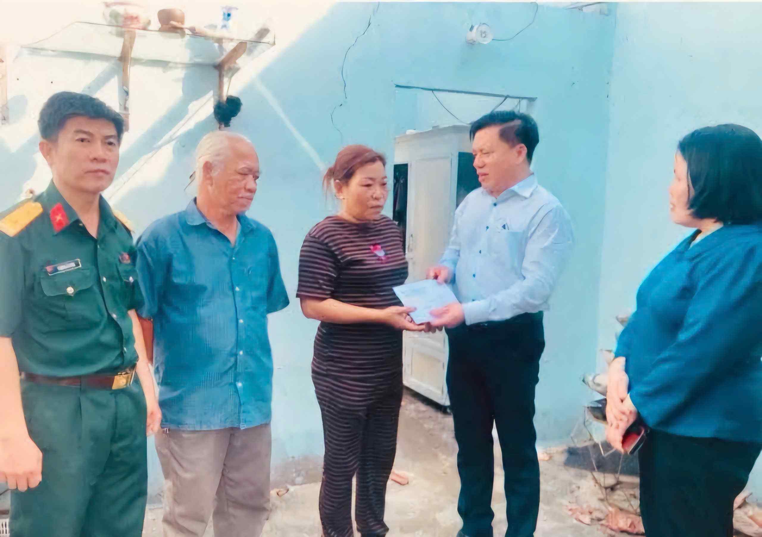 Lãnh đạo phường Bình Thuận tới thăm hỏi, động viên và hỗ trợ các hộ dân bị thiệt hại do lốc xoáy gây ra. Ảnh: Thần Hy