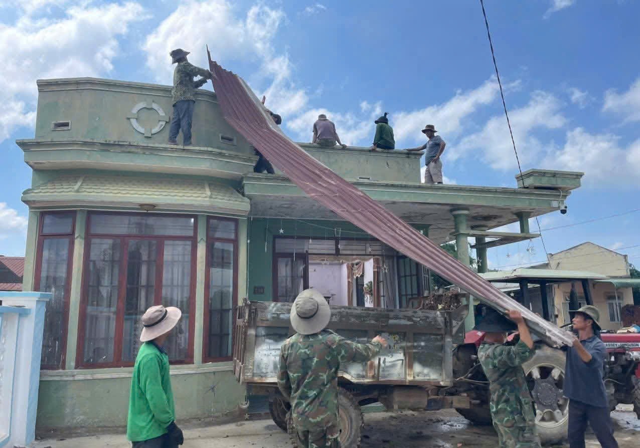 Phu Son Lam Ha commune forces support people to overcome the consequences of tornadoes. Photo: Phuc Khanh