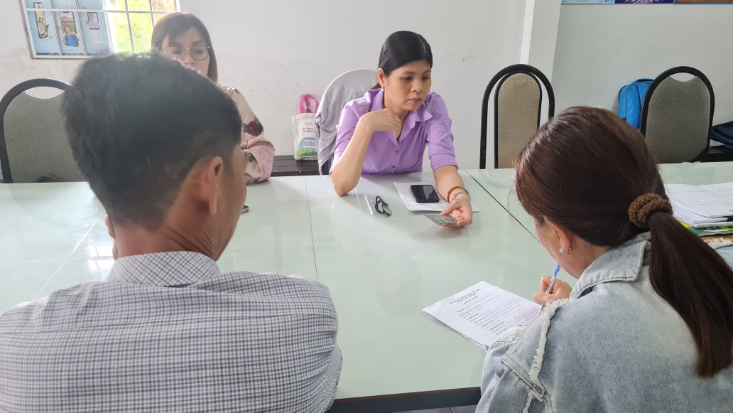Officials of Vinh Trach ward, Ca Mau province come to the hamlet headquarters to resolve administrative procedures for people when implementing 2-level local government. Photo: Nhat Ho.