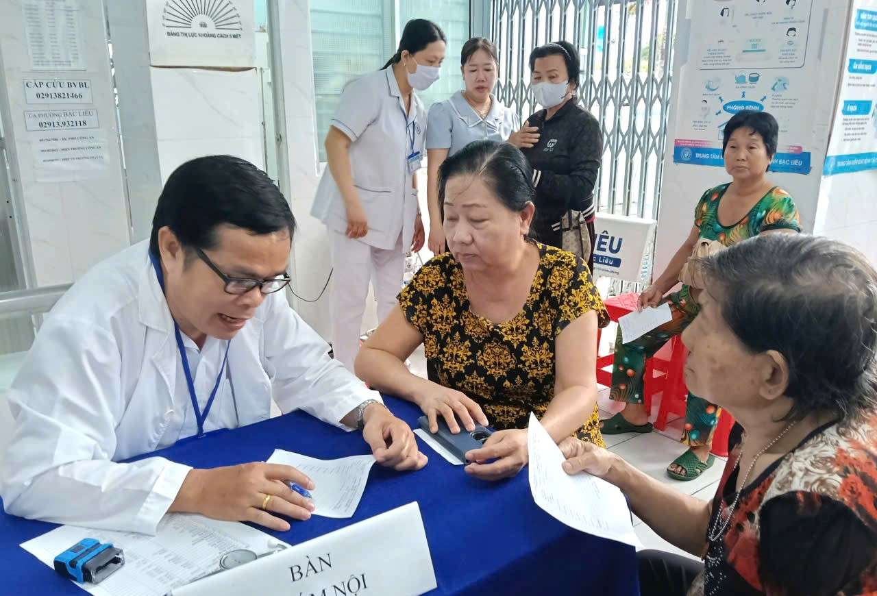 Khám, cho thuốc miễn phí đến người phường Bạc Liêu, tỉnh Cà Mau. Ảnh: Nhật Hồ.