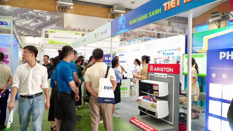 Khách tham quan Gian hàng xanh. Ảnh VNEEP
