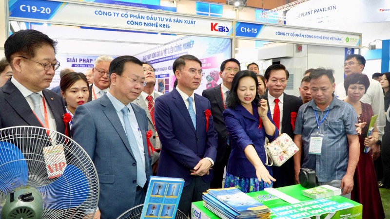 Ms. Nguyen Thi Lam Giang - Director of the Department of Innovation, Green Transformation and Industrial Promotion - Ministry of Industry and Trade introduces the National Program booth on energy saving and efficiency in the period 2019-2030. Photo VNEEP