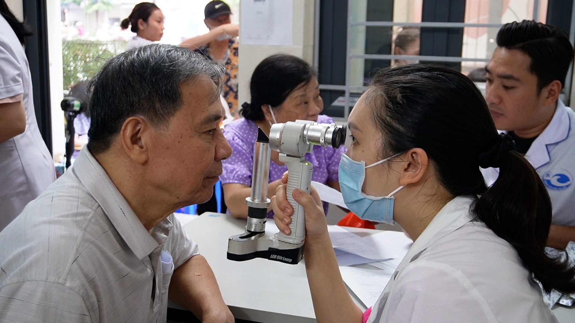 Chương trình được triển khai tại các điểm y tế Quỳnh Lôi, Trương Định và Thanh Nhàn, với sự tham gia của các cán bộ y tế thuộc nhiều chuyên khoa. Ảnh: Hạnh Thơm