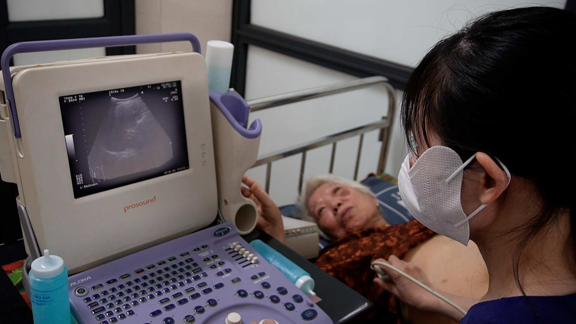 Bà Hồng được các y bác sĩ thăm khám, tư vấn sức khỏe trong chương trình khám. Ảnh: Hạnh Thơm
