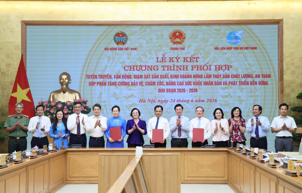 Signing ceremony of the Coordination Program on propaganda, mobilization, and supervision of production and business of quality and safe agricultural, forestry and fishery products, contributing to strengthening the protection, care, improvement of people's health and sustainable development in the period 2026-2030. Photo: VGP