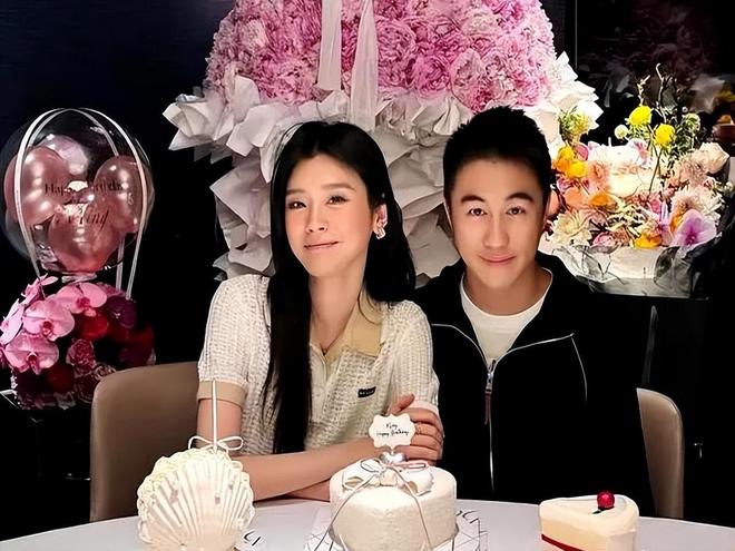 Son of the casino king" Ha Du Quan and his wife. Photo: VieON.
