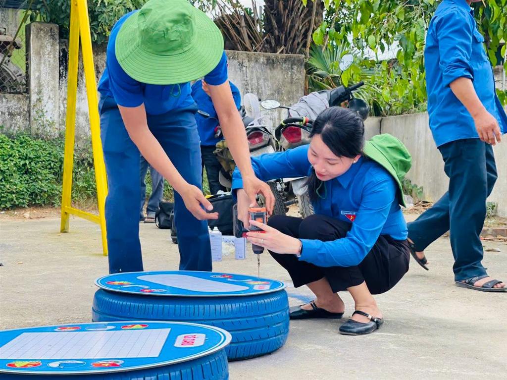Đoàn viên hoàn thiện một số hạng mục của công trình trước lễ bàn giao. Ảnh: Ngọc Anh