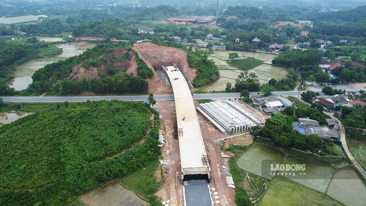Đoạn tuyến tiếp giáp cầu vượt trên tuyến Vành đai 1 đang chờ bàn giao mặt bằng. Ảnh: Việt Bắc.