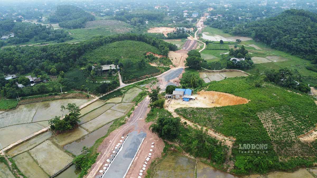 Problems in site clearance have forced the Ring Road I project in Thai Nguyen to adjust the implementation time. Photo: Viet Bac