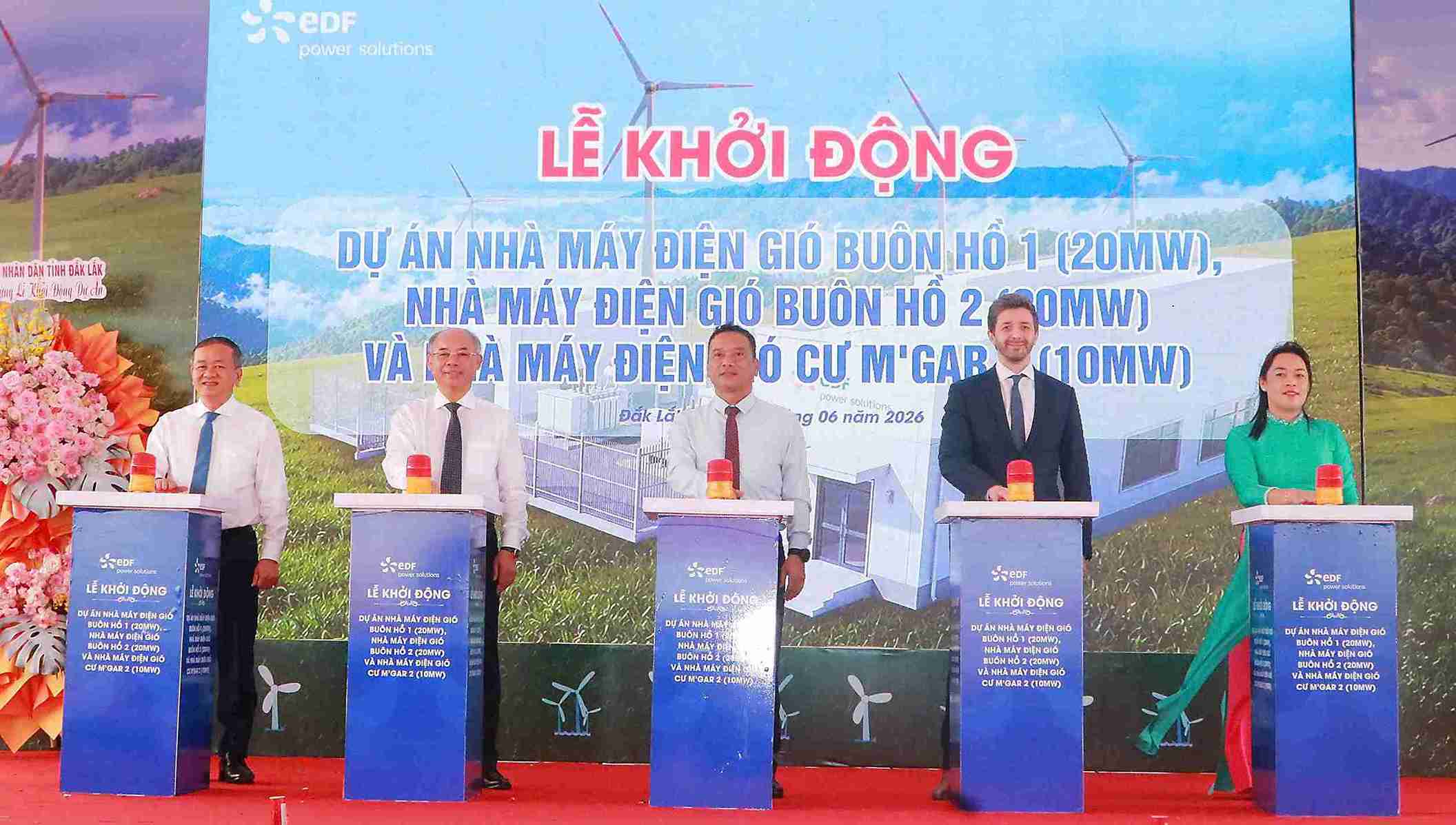 Leaders of Dak Lak Provincial People's Committee, representatives of investors... press the button to launch the wind power project cluster worth more than 2,000 billion VND, supplementing clean energy sources for the area. Photo: Quoc Khanh