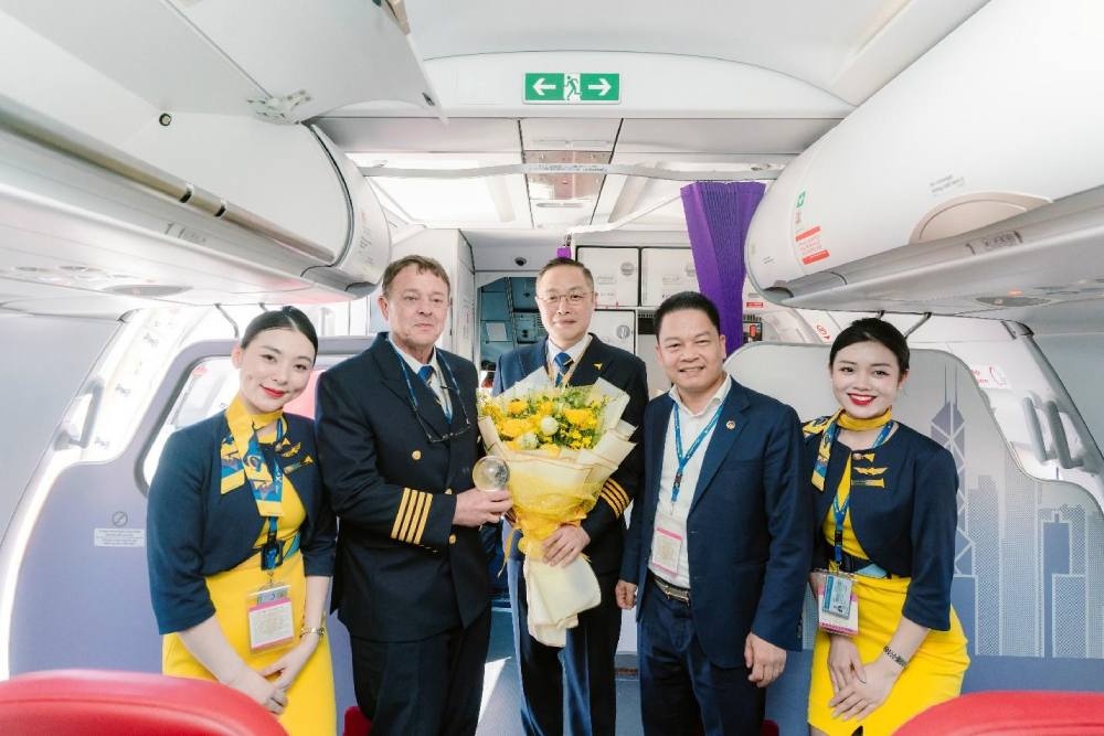 Ông Nguyễn Ngọc Nghị, Phó Tổng Giám đốc T&T Group, Phó Chủ Tịch HĐQT Vietravel Airlines tặng hoa cho tổ bay.
