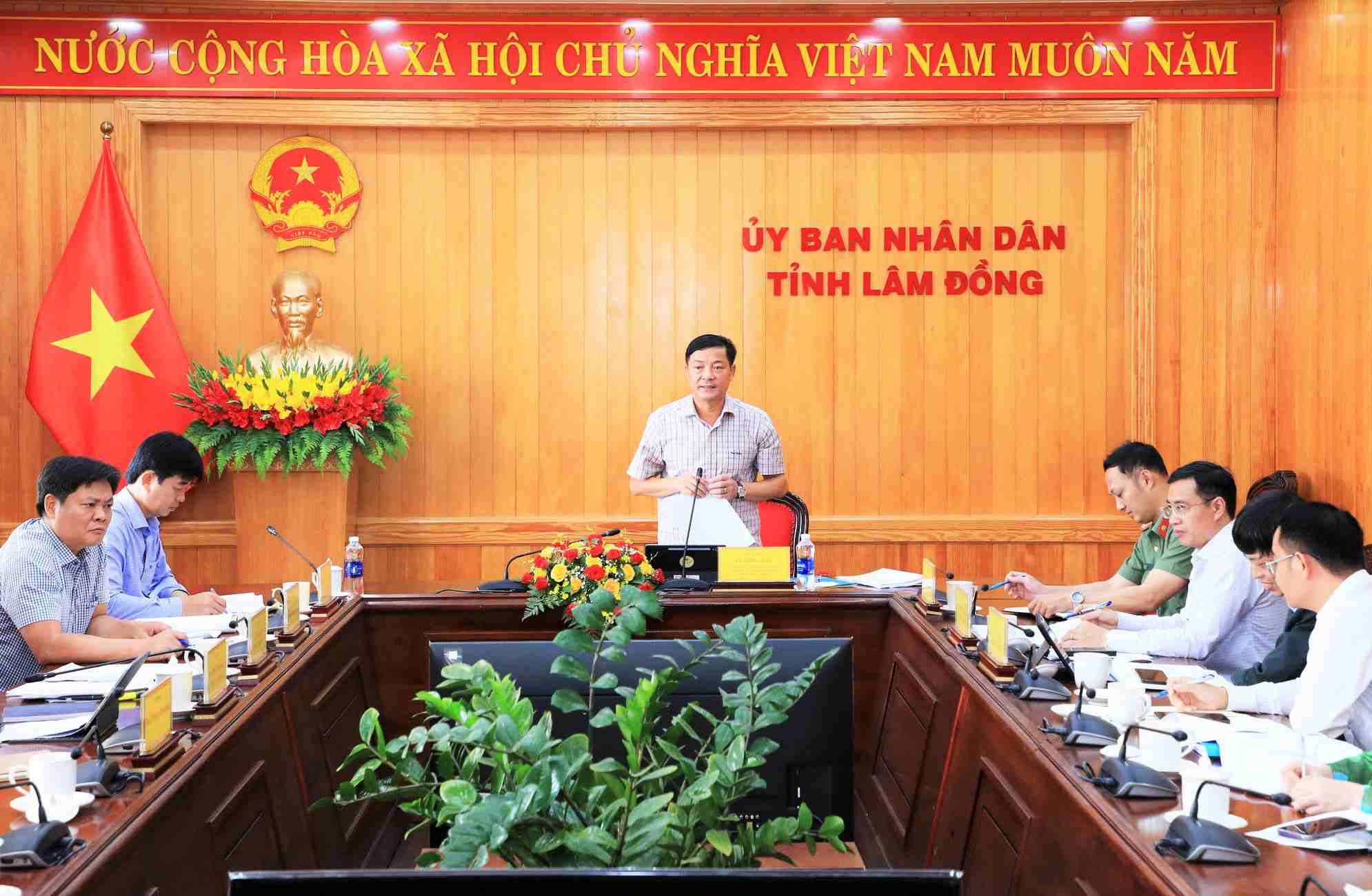Ông Lê Trọng Yên - Phó Chủ tịch Thường trực UBND tỉnh Lâm Đồng yêu cầu các sở, ngành, địa phương khẩn trương có giải pháp tháo gỡ khó khăn, vướng mắc cho các dự án đầu tư ngoài ngân sách. Ảnh: Lê Phước