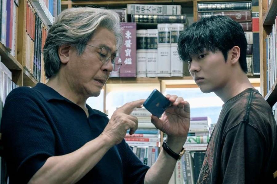 Choi Min Sik, Choi Hyun Wook in the Korean drama "Notes from the Last row". Photo: Netflix
