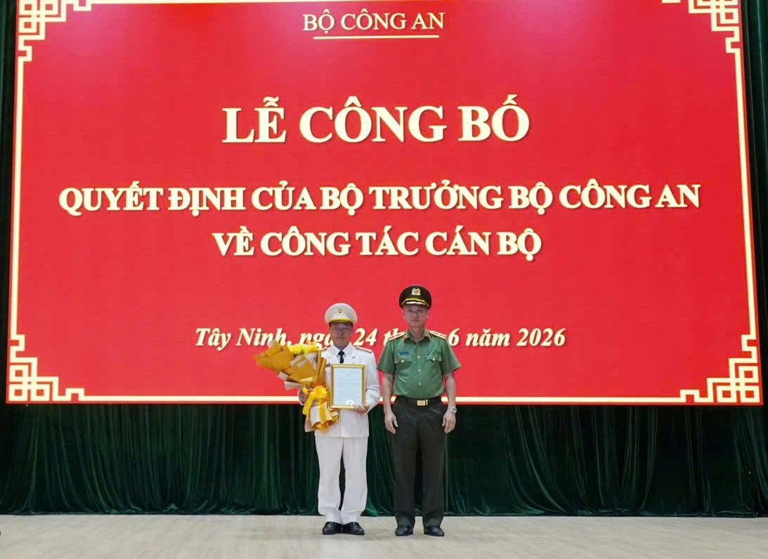 Authorized by the Minister of Public Security, Major General Vu Nhu Ha - Director of Tay Ninh Provincial Police - handed over the decision to Colonel Pham Thanh Tung. Photo: Tuyet Nhung